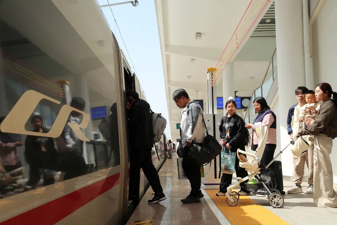 Fahrgäste beim Einsteigen in einen China-Railway-Hochgeschwindigkeitszug, CR-Logo sichtbar