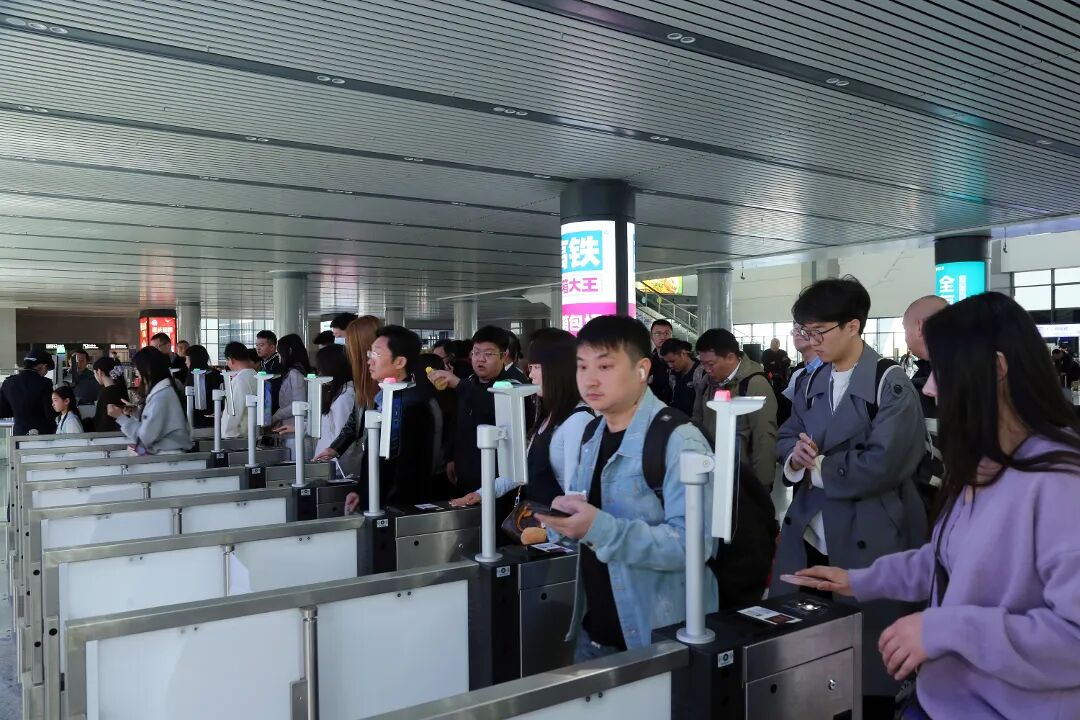 Fahrgäste an den Ausweiskontroll-Sperren am Eingang eines chinesischen HGV-Bahnhofs