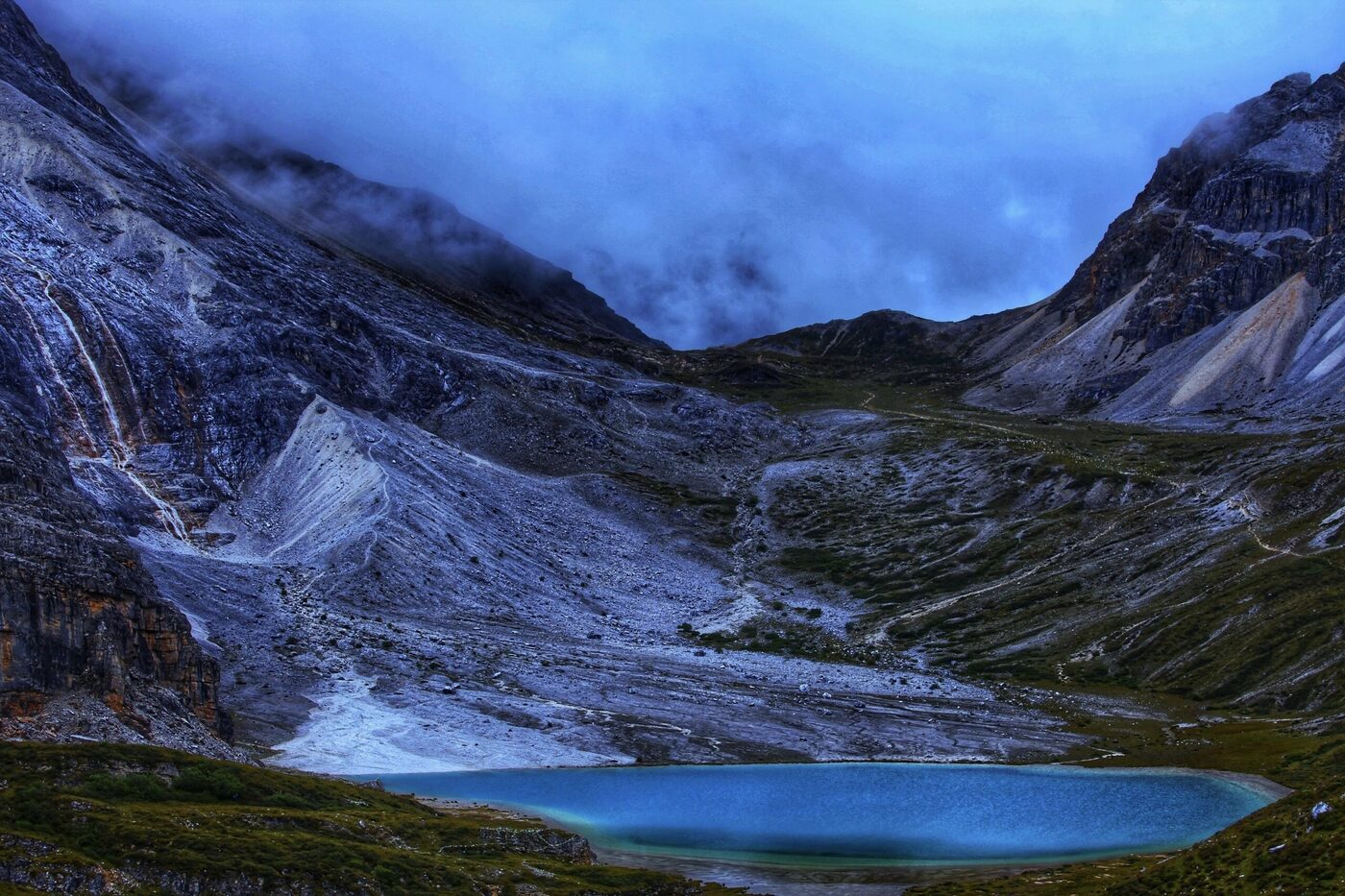 The high G318 plateau road winding past Tibetan-plateau scenery on the way to Daocheng.