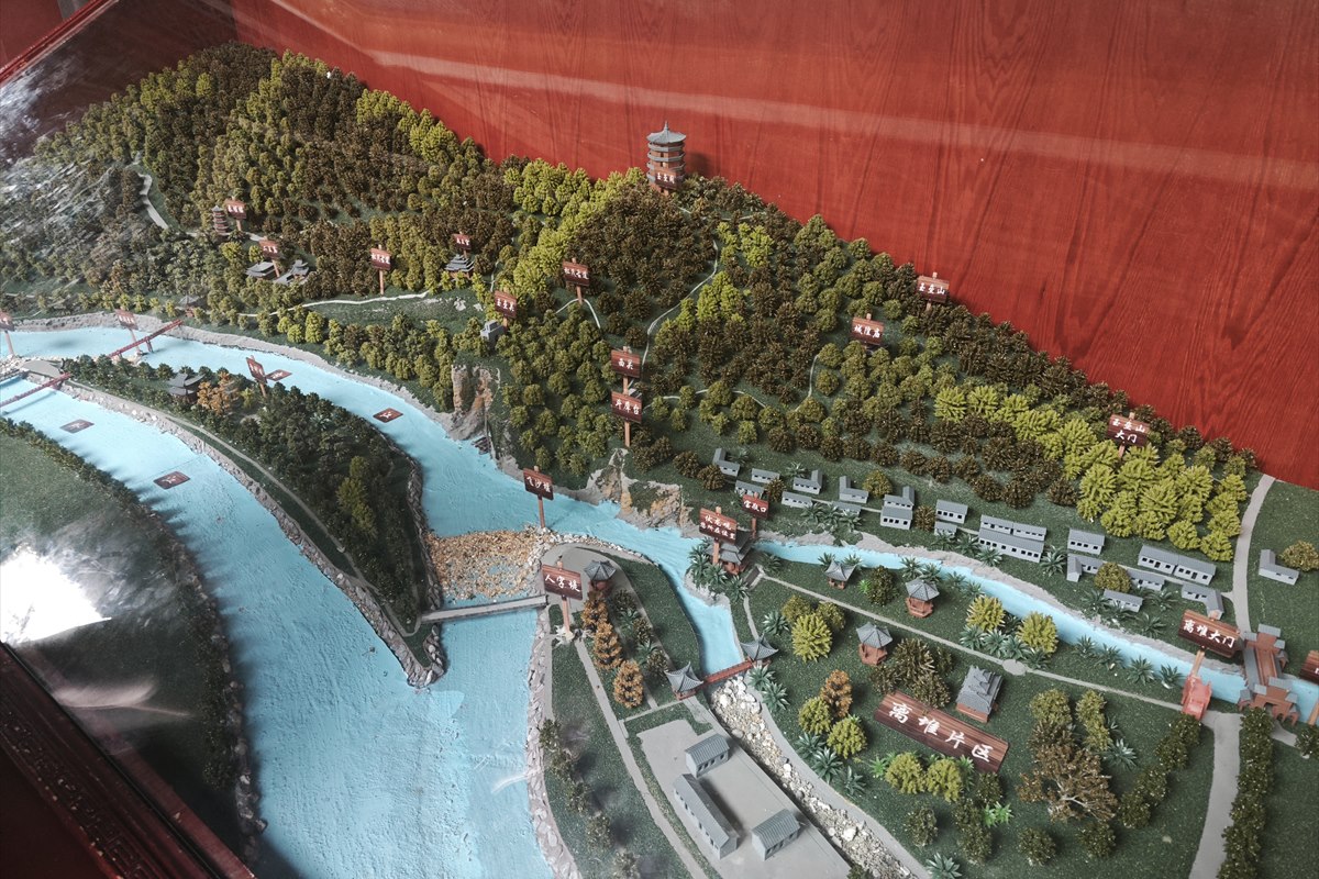 Scale relief model of the Dujiangyan scenic area showing the split river channels, Lidui hill and the hillside temples.